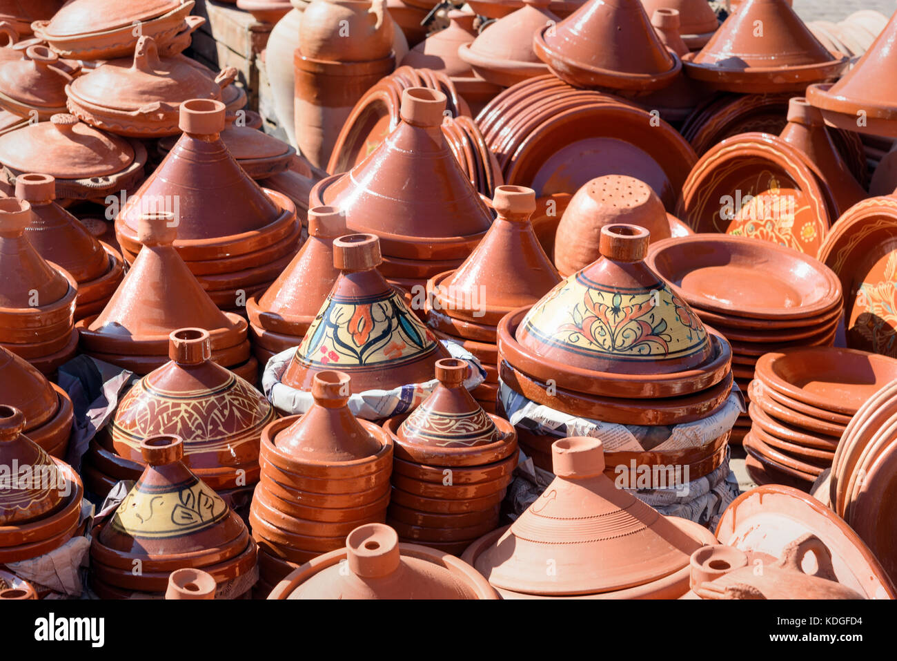 Ceramica tradizionale tagins per la vendita nel mercato della città di Meknes. Il Marocco Foto Stock