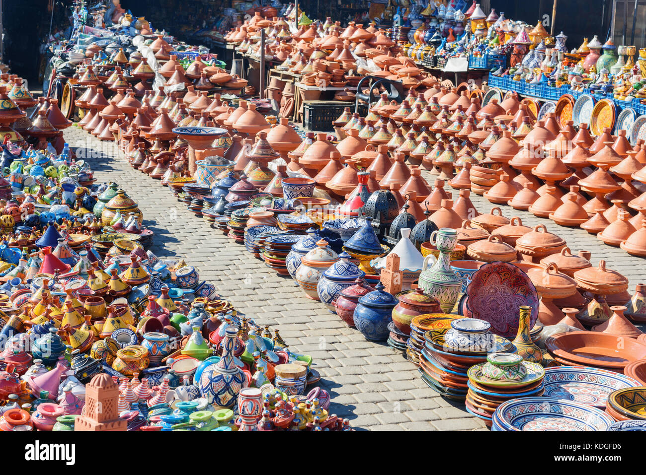 Ceramica tradizionale tagins per la vendita nel mercato della città di Meknes. Il Marocco Foto Stock