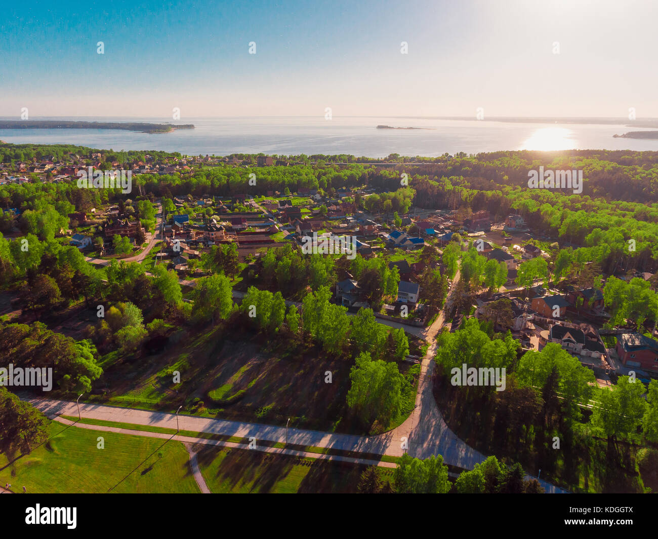 Panorama vista aerea shot sul villaggio bungalow in foresta, sobborgo, villaggio. Foto Stock