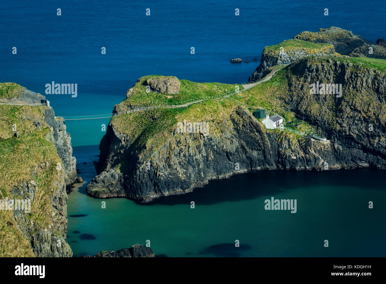 Carrick-a-Rede island e ponte dal punto di vista portaneevey. Irlanda del Nord Foto Stock