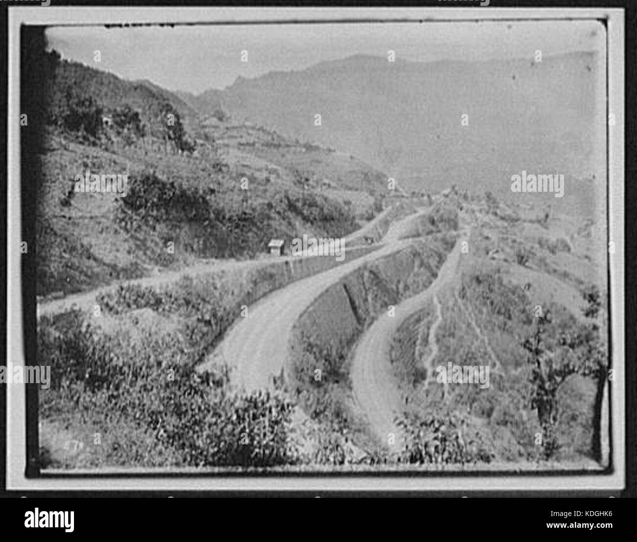 Questa immagine offre una vista della linea ferroviaria del Bengala Orientale che si estende in una valle di montagna. Essa mette in evidenza il paesaggio geografico e il collegamento tra trasporto ferroviario e ambiente naturale. Foto Stock