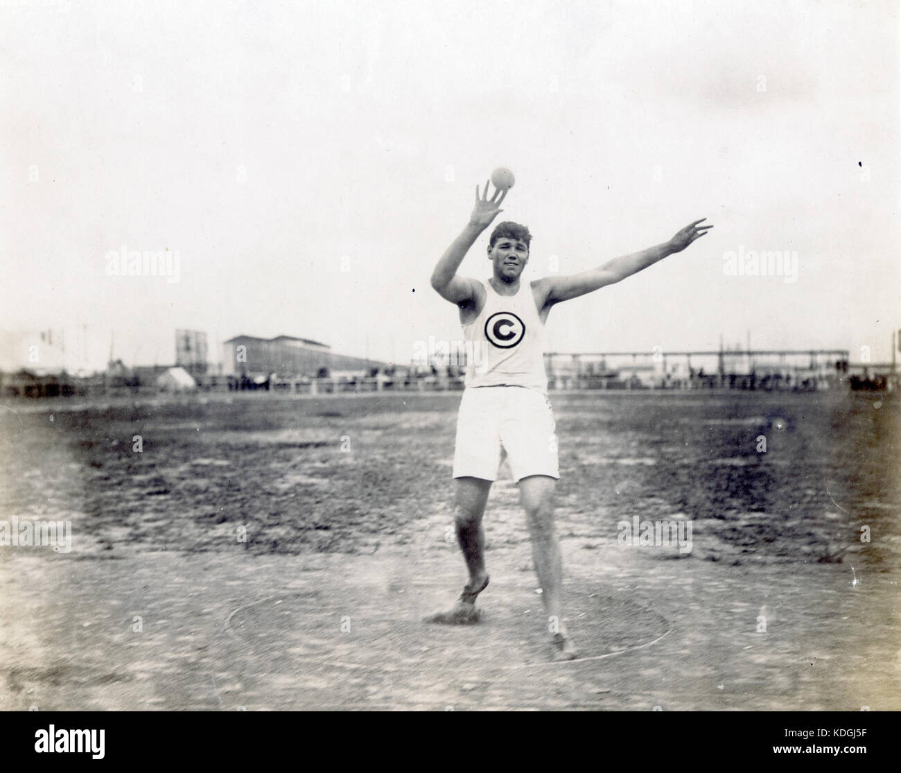 Ralph W. rosa del Chicago Athletic Association vincendo il 16 pound colpo messo a concorso le Olimpiadi 1904 Foto Stock
