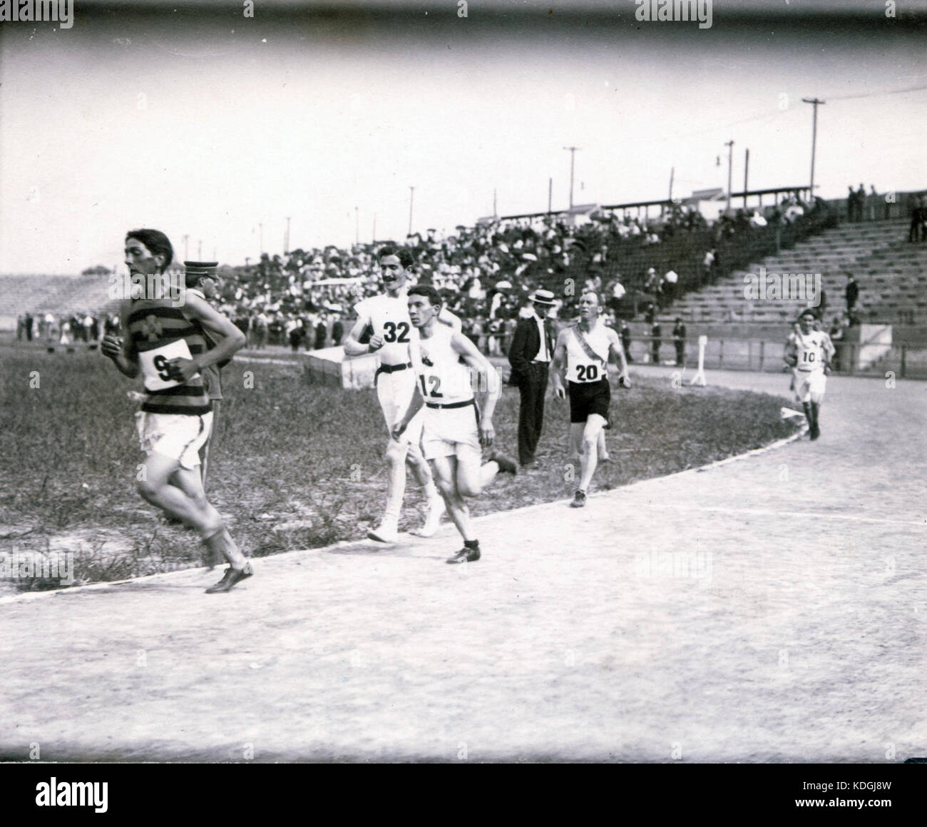 Guide di scorrimento girando lo stadio in pista per la prima volta durante la maratona di gara nel 1904 Olimpiadi durante la Louisiana Purchase Exposition. 9 Frank Pierce; 12 Michael molla; 32 Charilaos Giannakas; 20 Thomas Hicks; 0052 Foto Stock