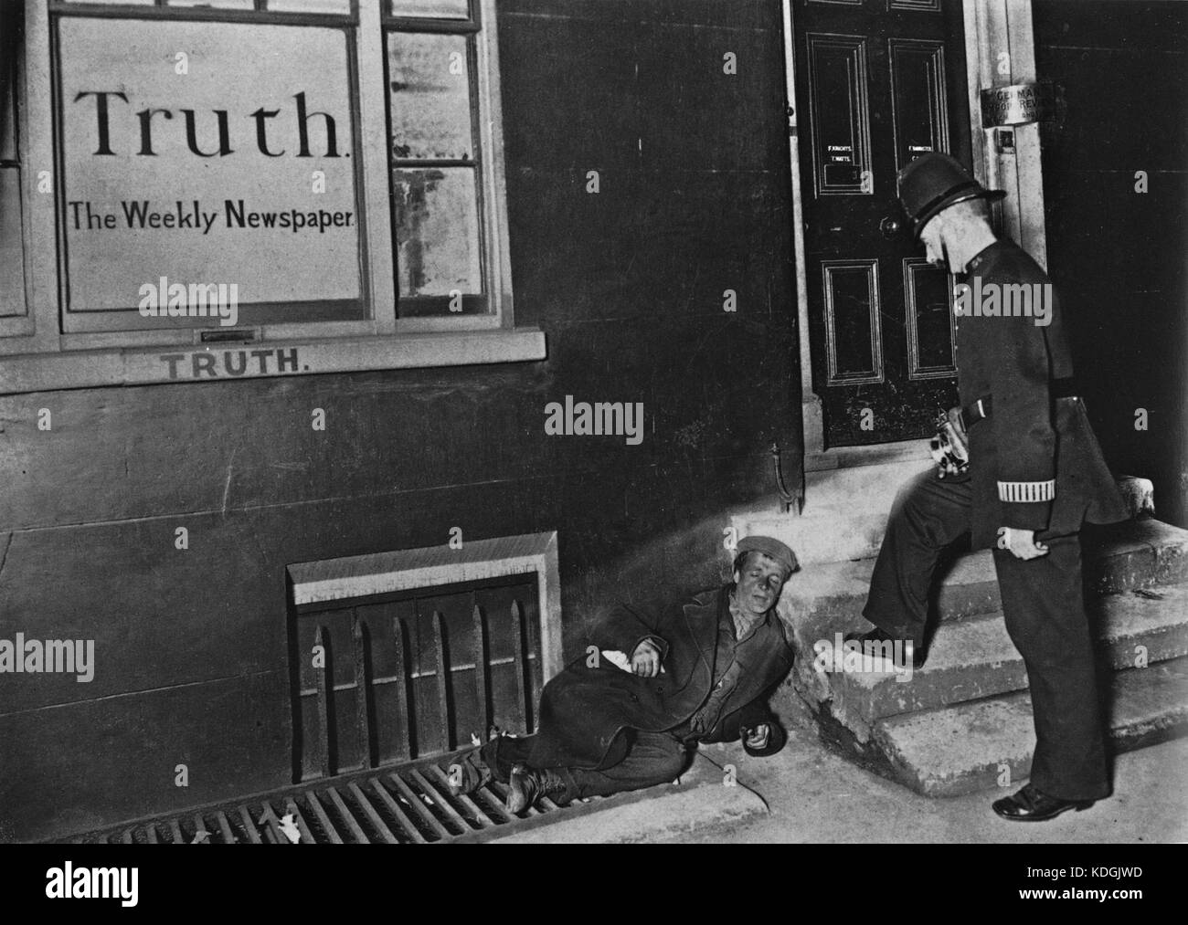 Solo dovevano essere visto i poliziotti, lampeggiante loro lanterne scuro in portali e vicoli Foto Stock