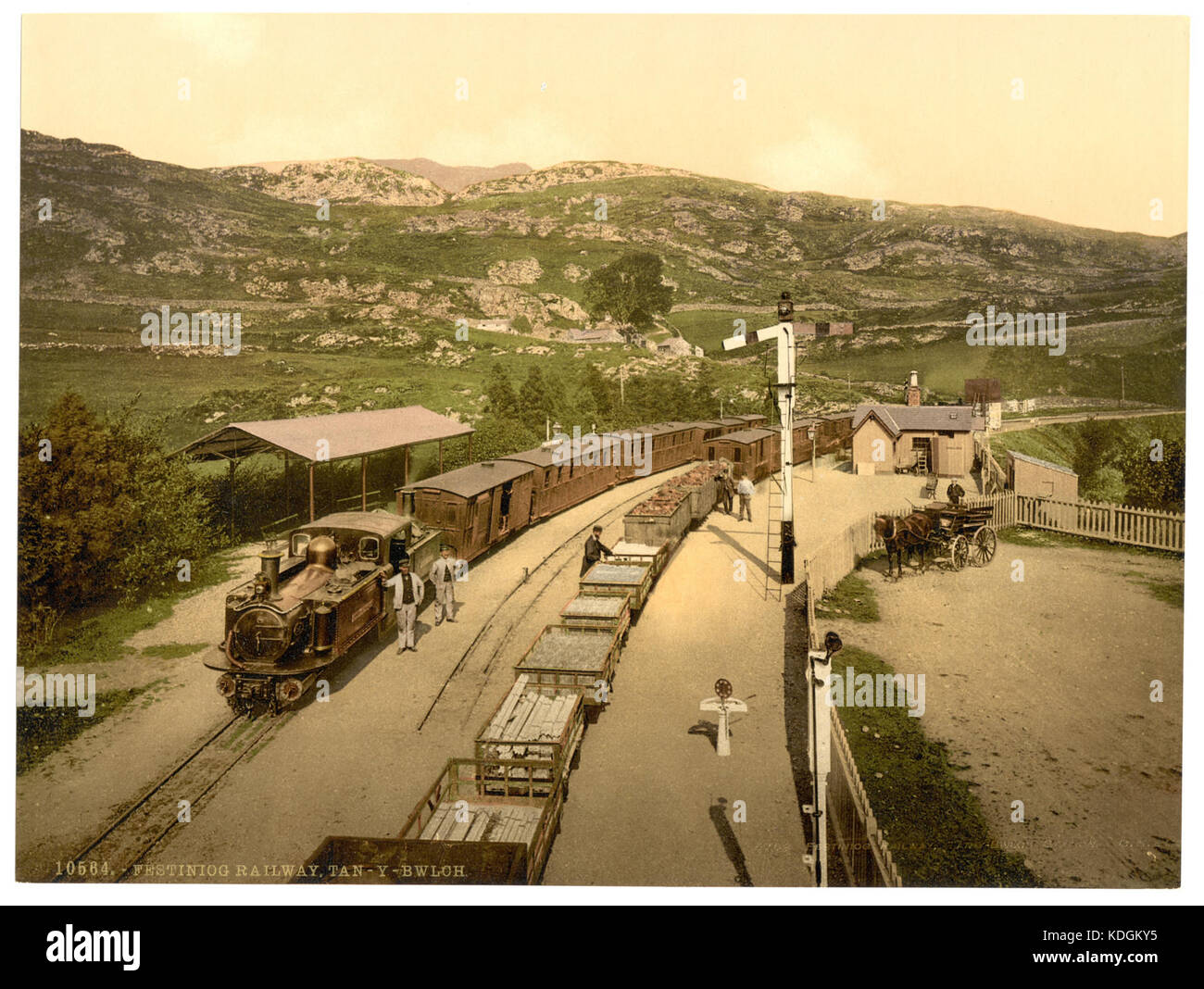 Un'immagine della stazione ferroviaria di Tan y Bwlch a Festiniog, Galles, parte della storica Ffestiniog Railway, un sito significativo per la storia dei trasporti nella regione. Foto Stock