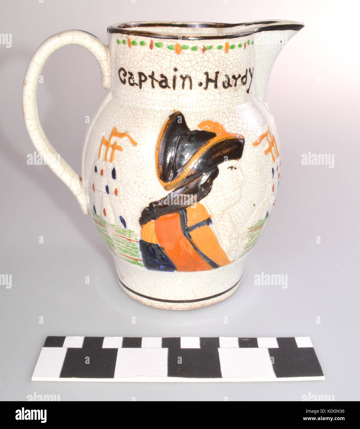 Questo lanciatore commemora l'ammiraglio Lord Nelson e il capitano Hardy, riconoscendo i loro ruoli nella storia navale durante la battaglia di Trafalgar. Foto Stock