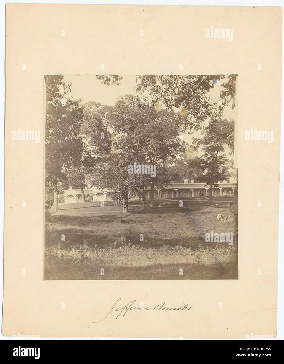 Fotografia della Jefferson Barracks a St. Louis, Missouri, con due lunghe strutture in legno che mettono in risalto l'architettura militare e la storia. Foto Stock