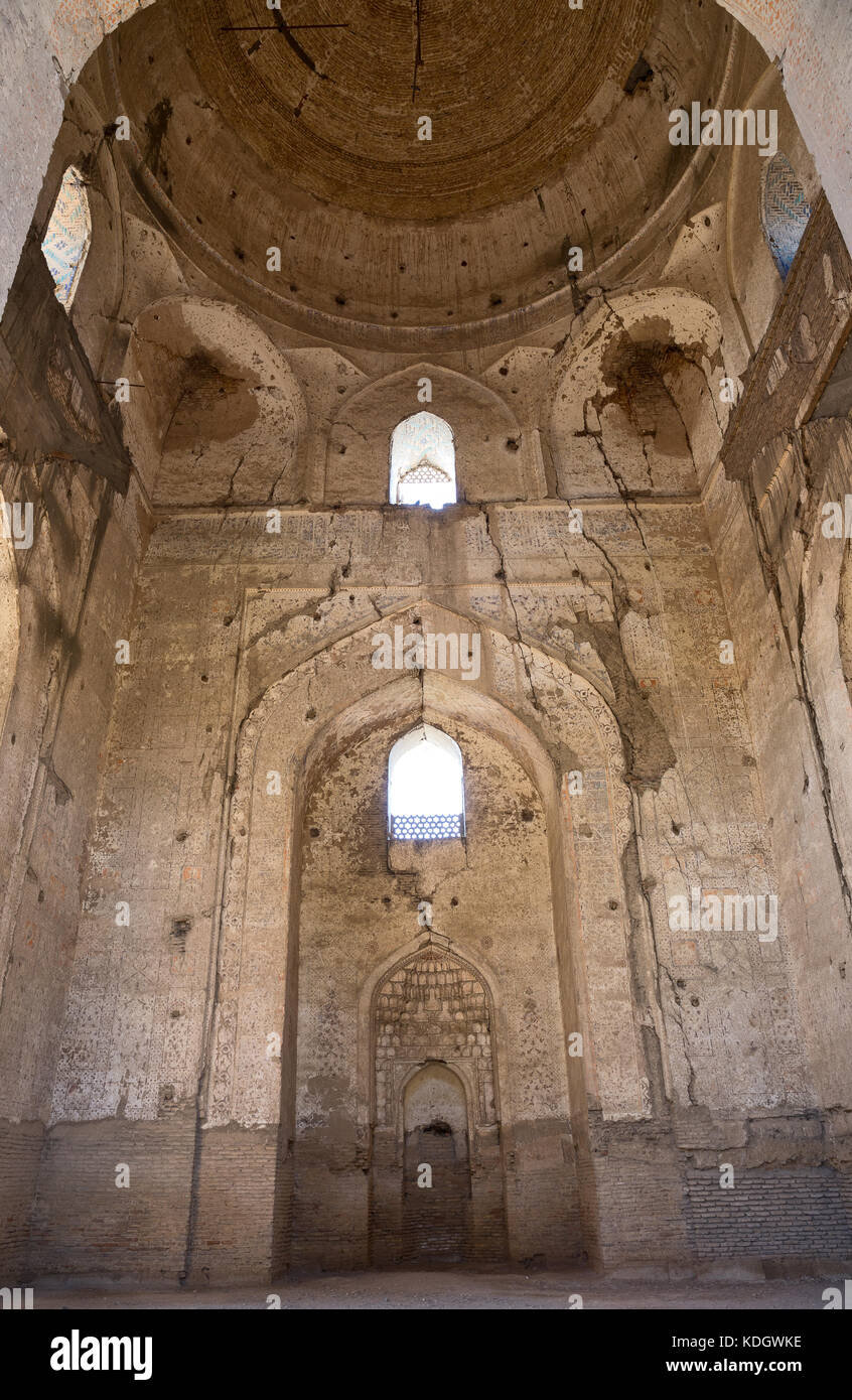Distrutto interno della moschea principale complesso bibi khanym, Samarcanda, Uzbekistan Foto Stock