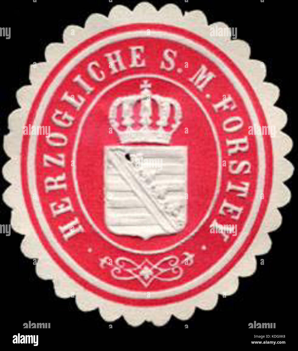 Questa immagine mostra un sigillo o un emblema associato a Siegelmarke Herz, probabilmente utilizzato da S. M. Forstey. L'emblema può avere un significato nella documentazione commerciale, commerciale o storica, che riflette il marchio o la certificazione in un contesto storico. Foto Stock