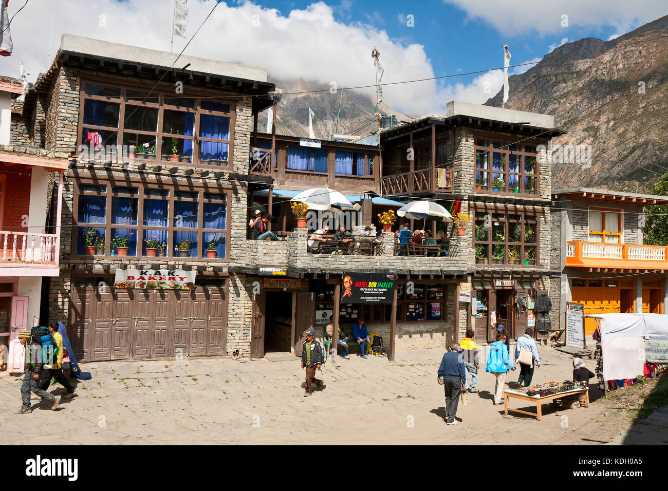 Ranipauwa, nepal - ottobre 02, 2012 - il leggendario hotel bob marley, dove il soggiorno dei turisti dopo il passaggio attraverso il thorong la pass Foto Stock