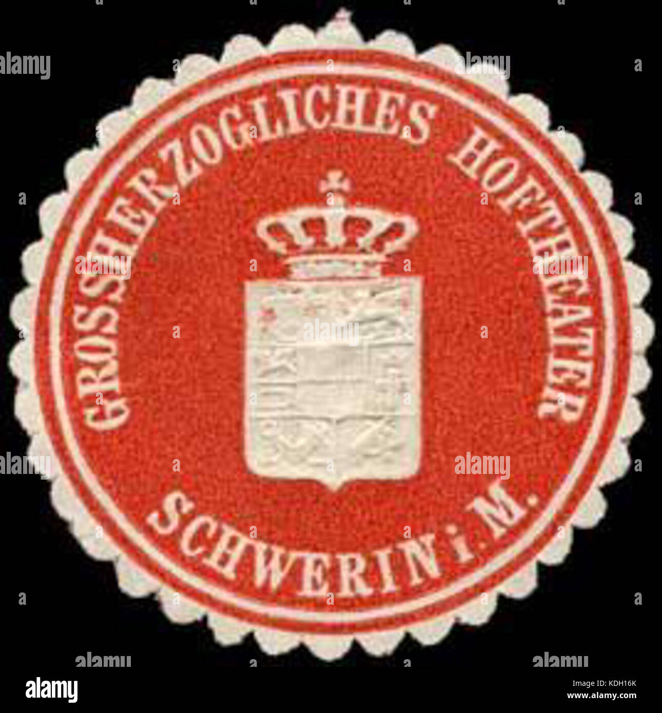 Questa è un'immagine del sigillo del Teatro di Corte Granducale di Schwerin nel Meclemburgo, in Germania. Il sigillo rappresenta il significato storico del teatro, un'istituzione culturale chiave nella regione durante l'era del Granducato. Foto Stock