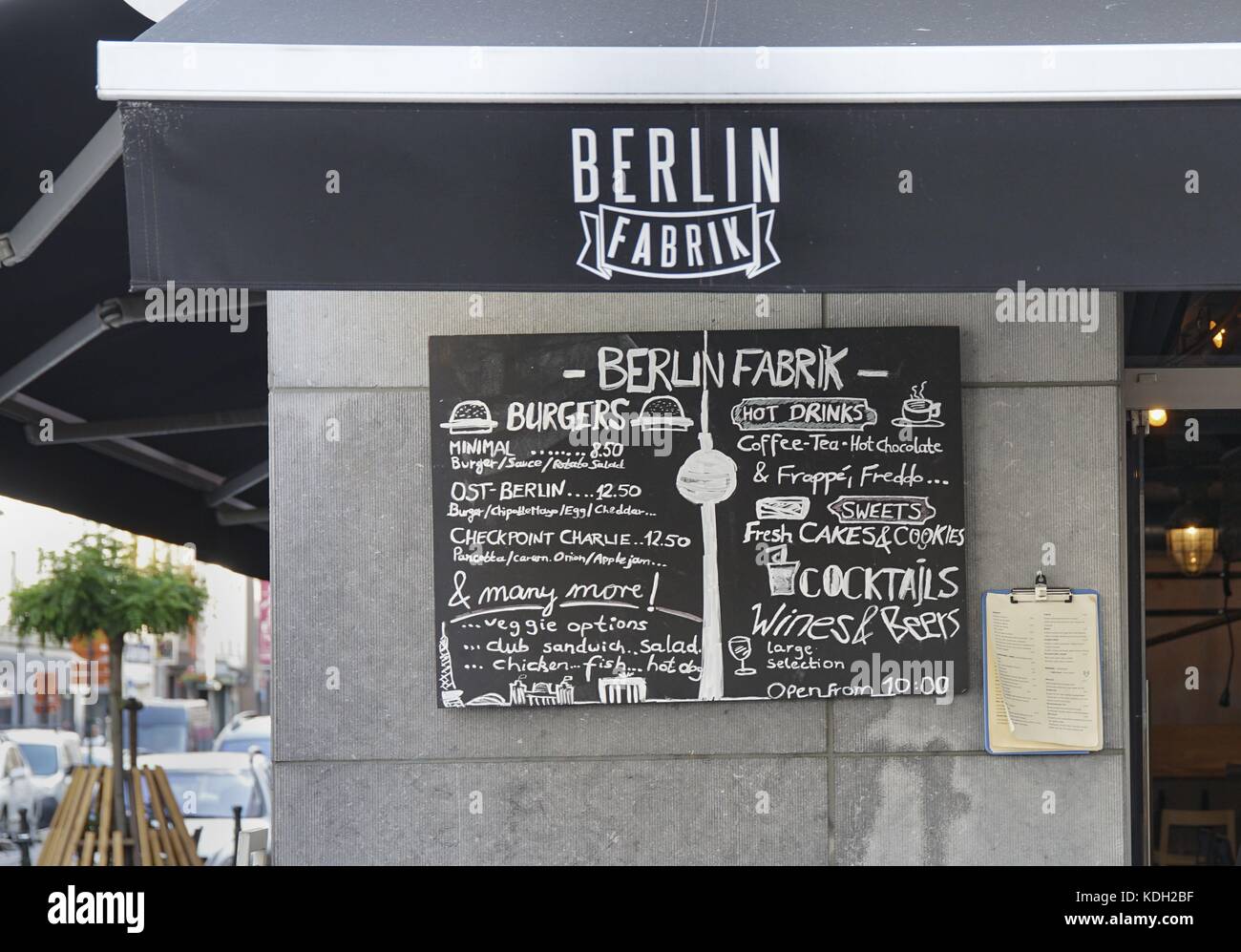 Alcuni hamburger a Bruxelles" ristorante berlin fabrik hanno nomi del tipo "a Berlino est', 'Brandenburger Tor" o "Checkpoint Charlie". (06 luglio 2016) | utilizzo in tutto il mondo Foto Stock