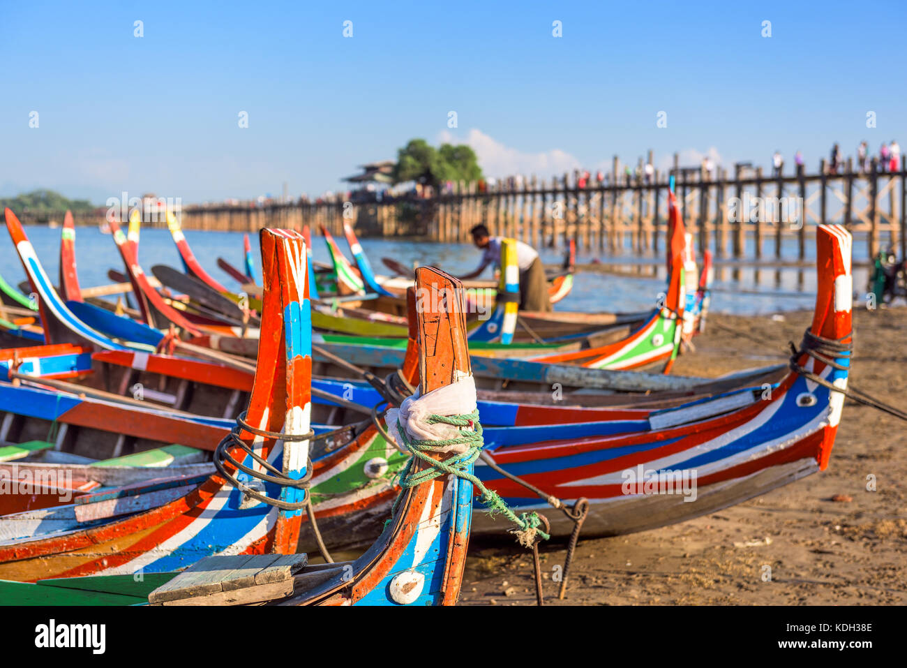 Mandalay, myanmar barche sul lago taungthaman nella parte anteriore di u bein bridge. Foto Stock