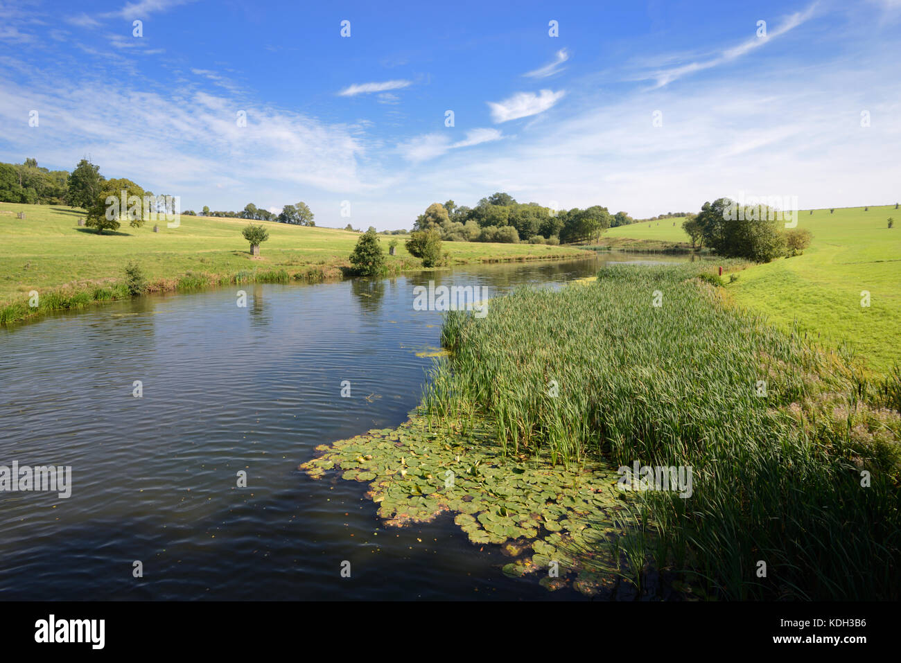 Quintessenza inglese Landscape o Capability Brown Landscape e Lake a Compton Verney House, Warwickshire, Inghilterra Foto Stock