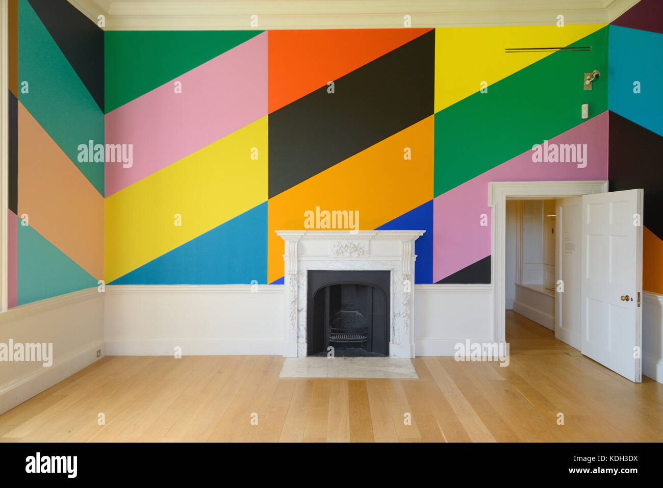 Salon Diagonale, un dipinto di installazione da Lothar Götz (2017) a Compton Verney House o galleria d'arte, a Kineton, Warwickshire, Inghilterra Foto Stock