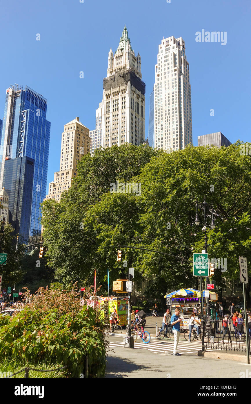 Woolworth Building a sinistra dietro il municipio park, Four seasons Hotel(r), New York, la parte inferiore di Manhattan, Stati Uniti. Foto Stock