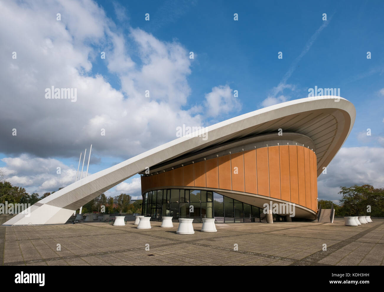 Berlino, Germania - Ottobre 2017: l'Haus der Kulturen der Welt (Casa delle Culture di tutto il mondo a Berlino, Germania. Si tratta di un centro internazionale di cost Foto Stock