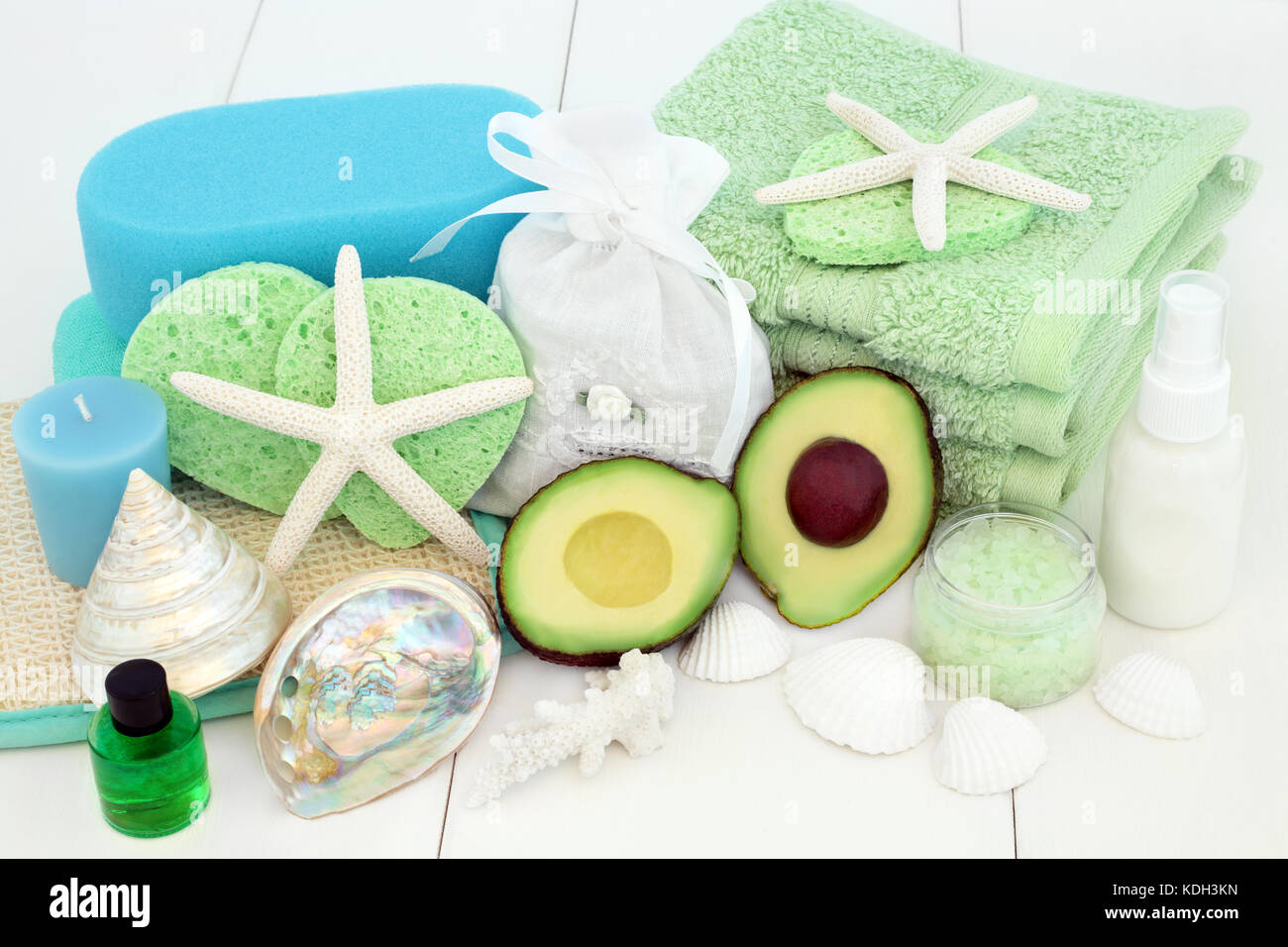 Dermocosmesi spa e trattamenti di bellezza con avocado, sali da bagno, spugne, asciugamani per il viso, aromaterapia olio essenziale, lozione per il corpo, bagno di schiuma. Foto Stock