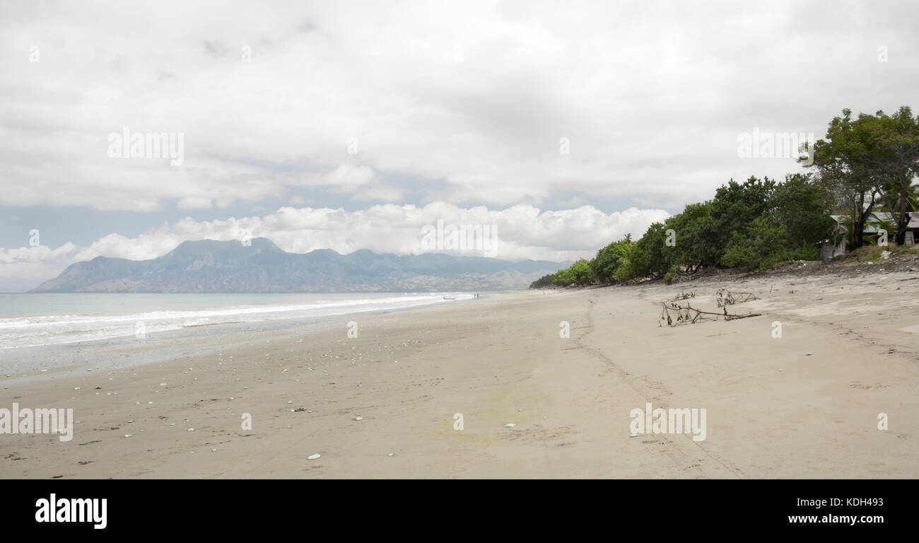 Vuoto spiaggia di sabbia bianca con ciottoli e limpido blu oceano onde a Bajawa ruting flores in mattinata. Foto Stock