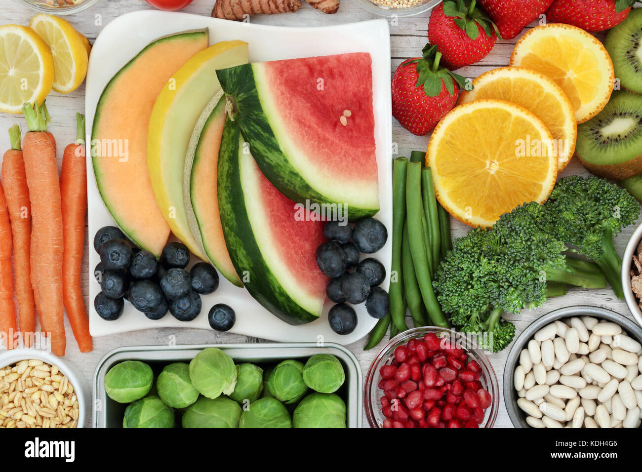 Cibo sano concetto di nutrizione con frutta fresca e verdure, cereali e legumi. super alimenti ricchi di antiossidanti, antocianine, fibre e minerali. Foto Stock