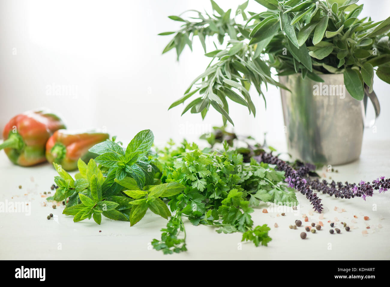 Il verde di prezzemolo, basilico, salvia, erbe aromatiche e pepe. Foto Stock