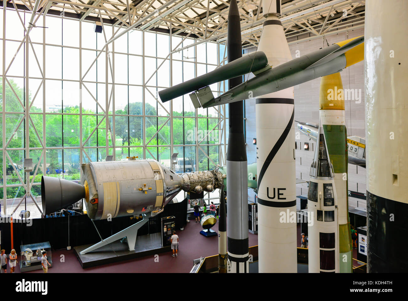 L'Apollo Soyuz display progetto lungo con ICBMs all'interno del Museo Nazionale dell'aria e dello spazio a Washington, DC, Stati Uniti d'America Foto Stock