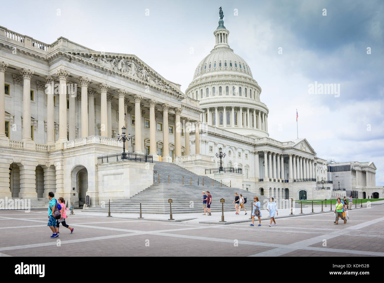 Il Campidoglio degli Stati Uniti, in stile neoclassico, è stato visto dal lato orientale con persone che camminano a Washington, DC, USA Foto Stock