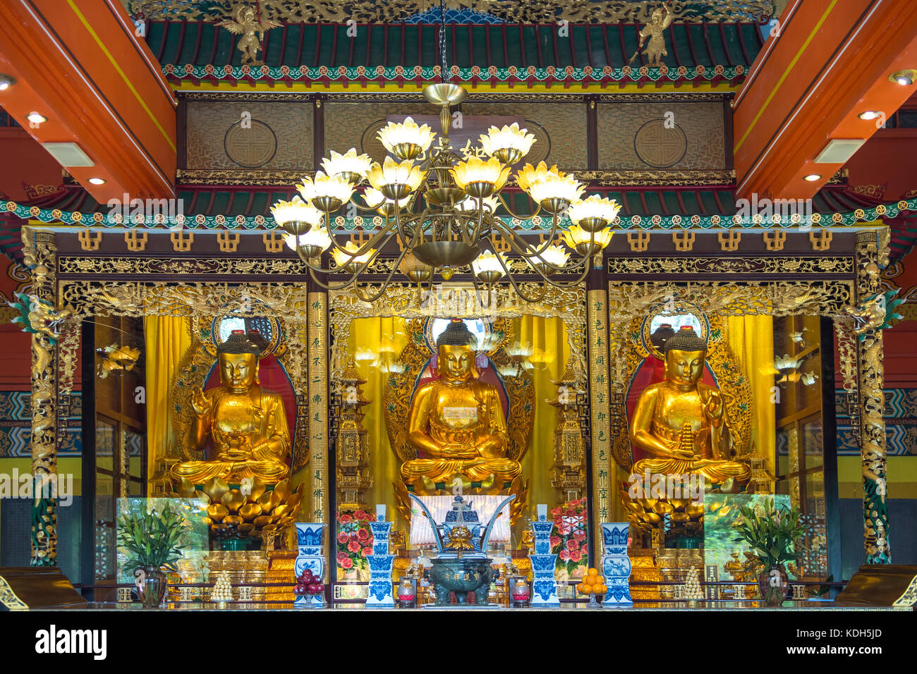 All'interno della seconda sala, il Monastero Po Lin, Isola di Lantau, Hong Kong, Cina Foto Stock