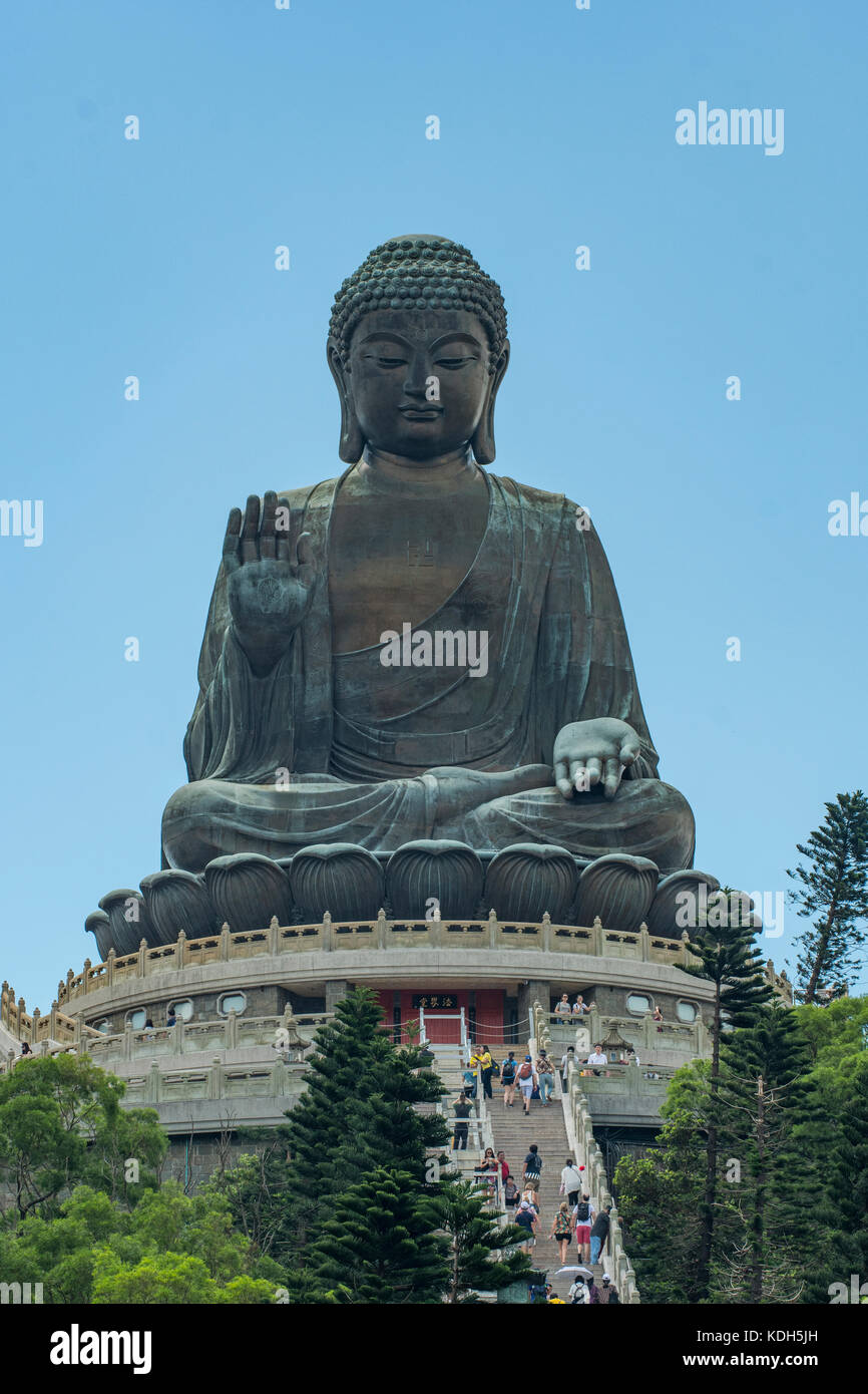 Gigante buddha di bronzo, di Ngong Ping, Lantau Island, Hong Kong, Cina Foto Stock