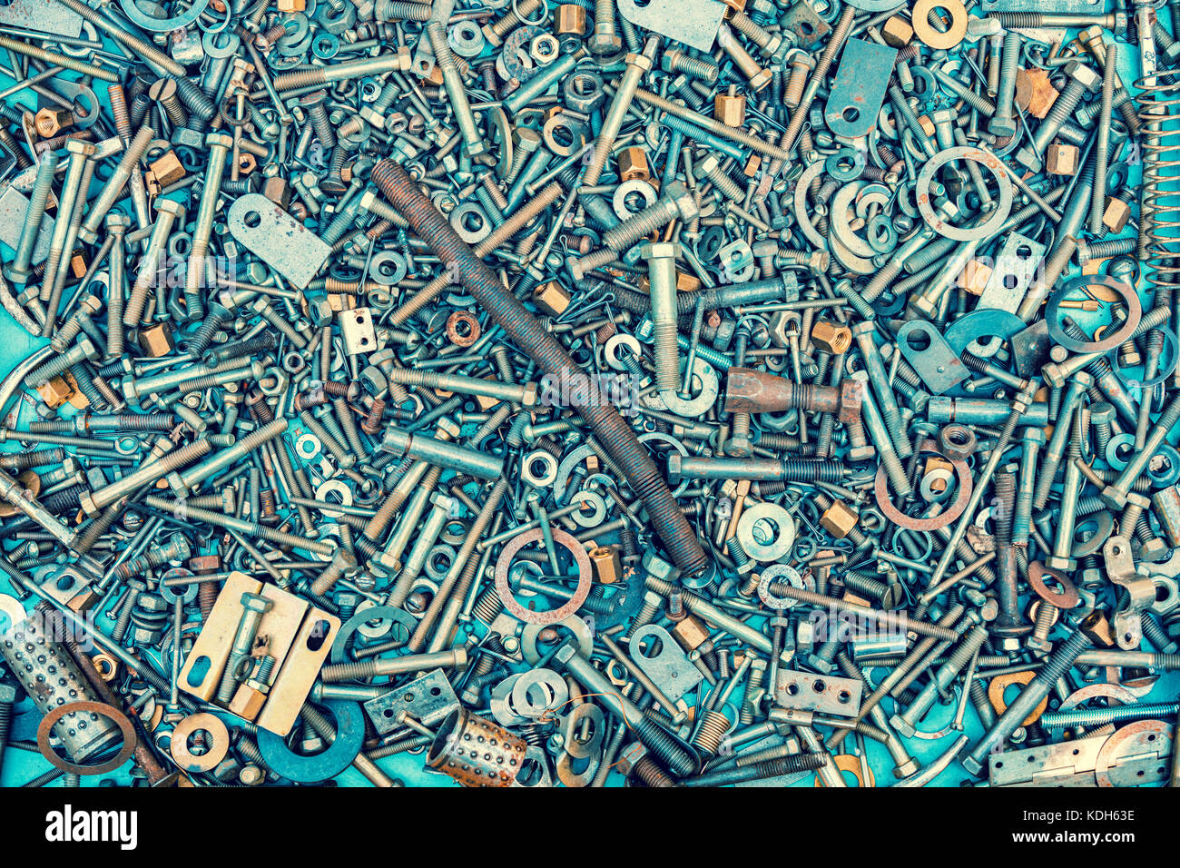 Abstract grunge sfondo metallico dalle parti di ricambio. Viti di fissaggio, i bulloni e le rondelle Foto Stock