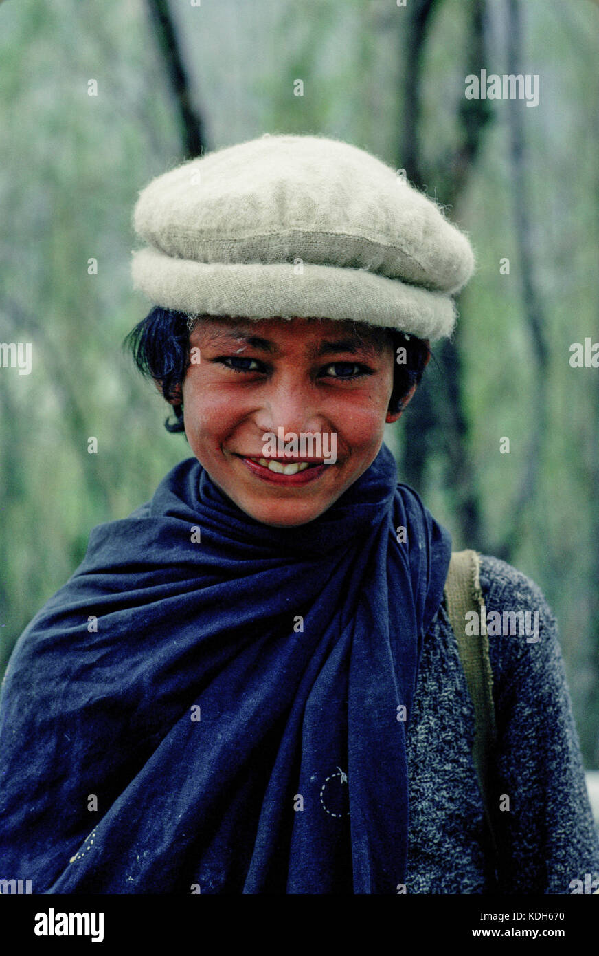Superiore della valle di Indus Pakistan, 1990; Ritratto di giovane ragazzo di villaggio nella valle di Shikar. Foto Stock