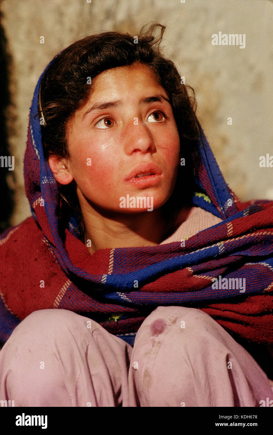 Shigar village, Baltistan, Pakistan, 1990; una ragazza adolescente aiuta a sua madre cuocere il pane in un forno tradizionale in casa loro. Foto Stock