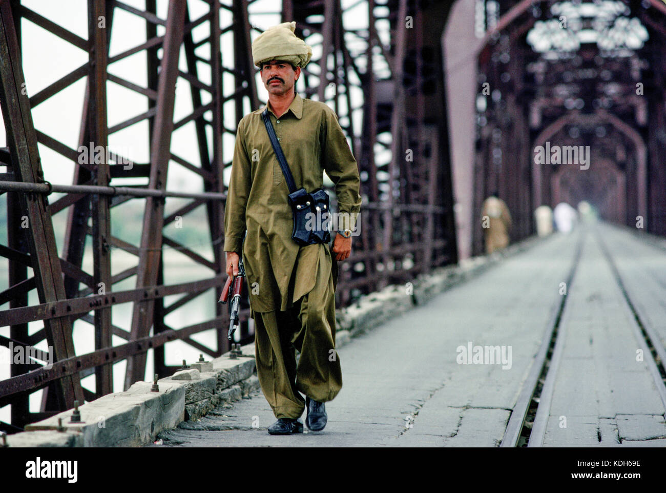Una delle guardie private del Nawab di Kalabagh attraversa il ponte ferroviario a Kalabagh, Pakistan. Foto Stock
