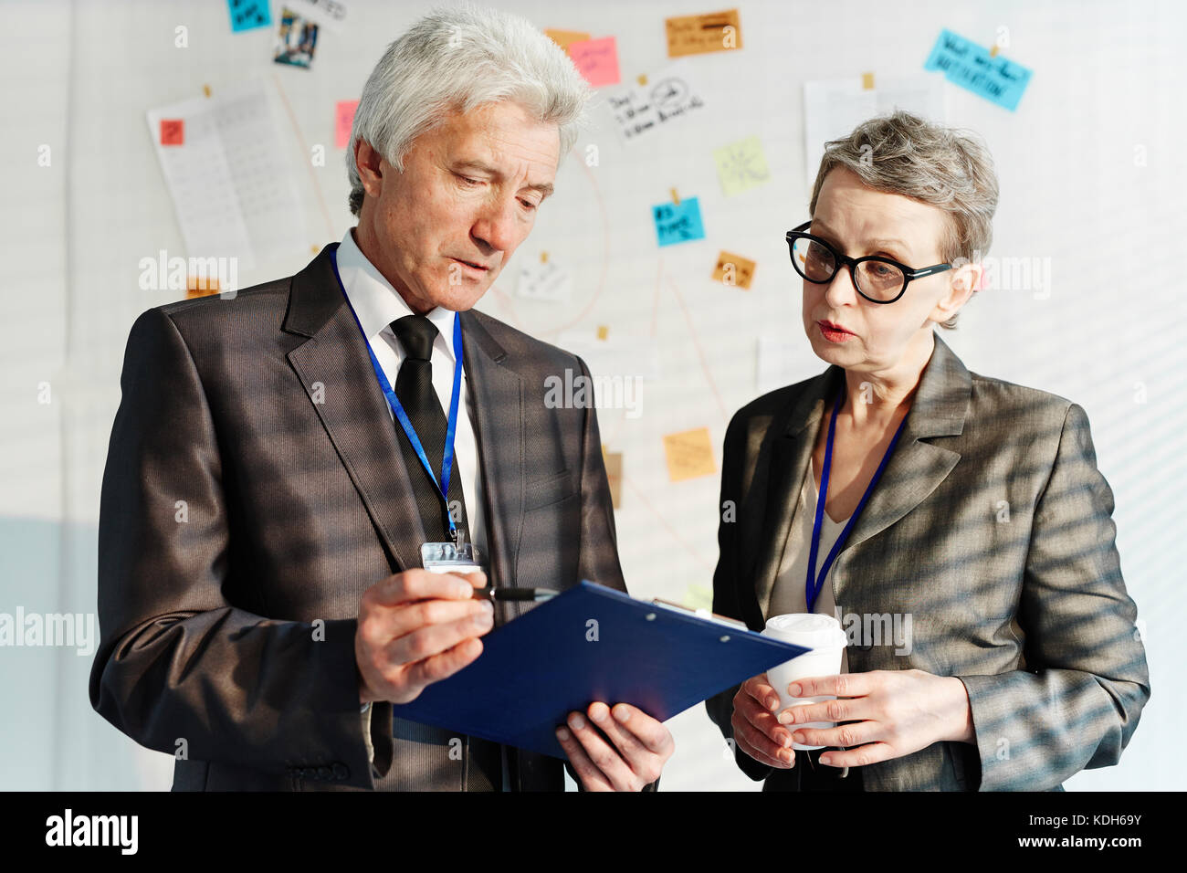 Due investigatori matura lettura importante documento con testimonianze del crimine Foto Stock