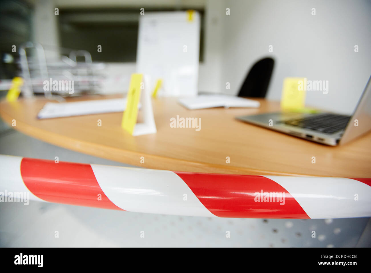 Scena del crimine in ufficio legata al nastro della polizia per salvare le impronte digitali e altre prove Foto Stock