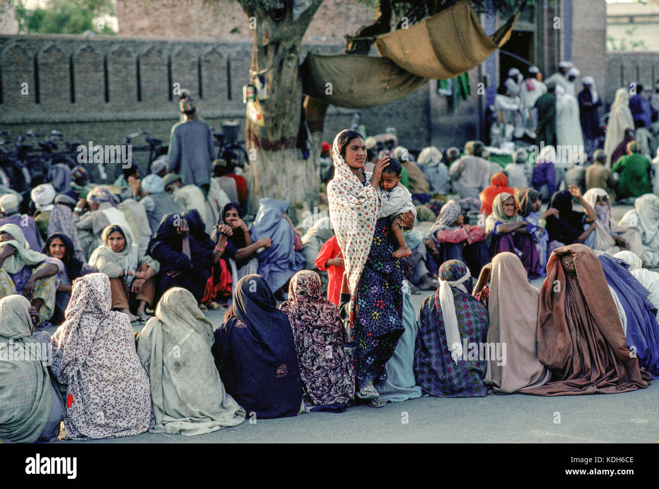 Le donne al santuario di Shah Rukn-e-Alam che domina la città di Multan, in Pakistan. Foto Stock