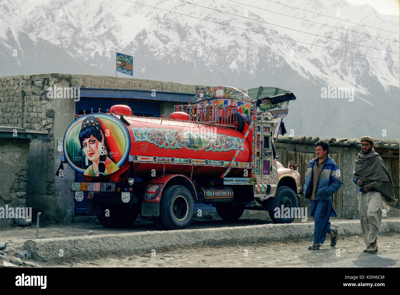 Un carrello verniciato con l immagine di un film di Bollywood star, parcheggiato in Skardu, Kashmir Pakistan, 1990. Foto Stock