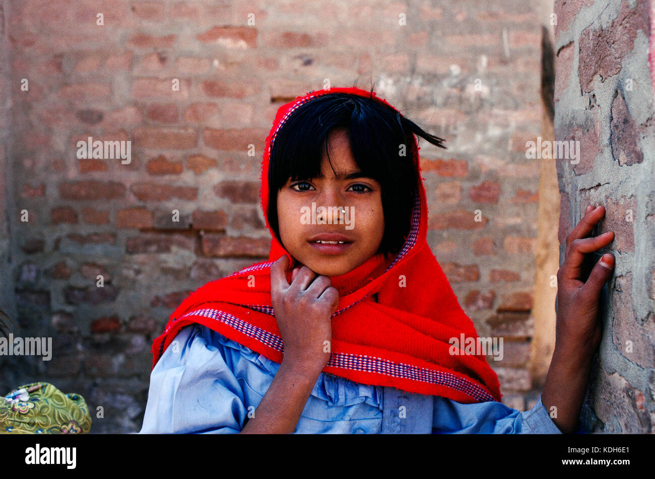 Una giovane ragazza di ritorno da scuola nel villaggio di Mari, Kalabach, Pakistan, 1990. Foto Stock