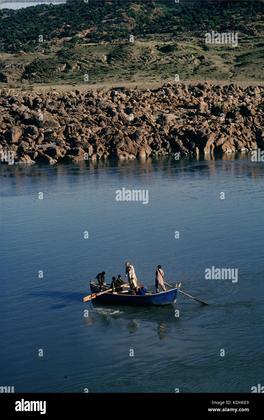 Attraversamento di un affluente del fiume Indo in Swat Vallley, Pakistan 1990. Foto Stock