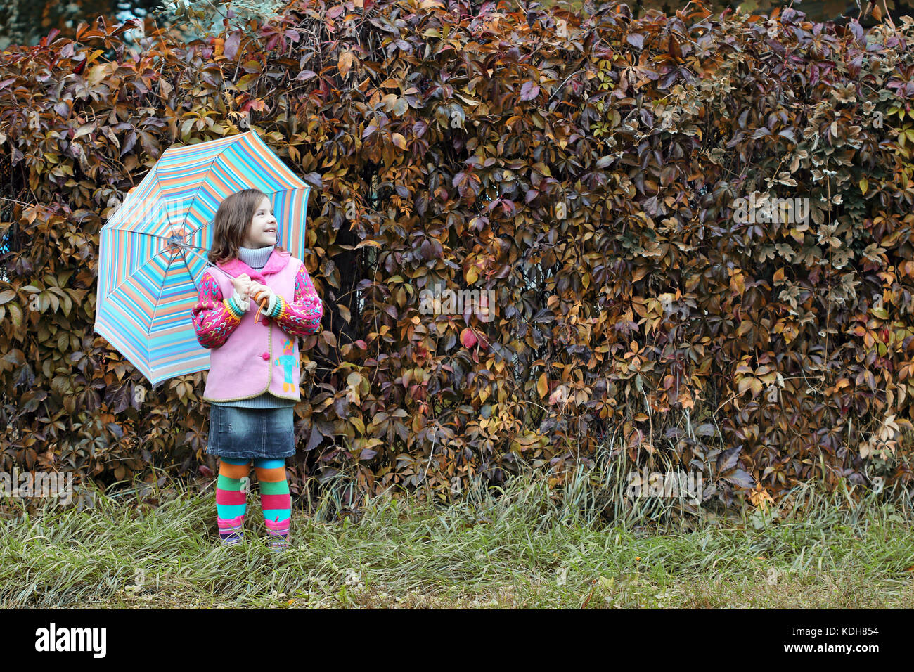 Bambina con ombrello stagione autunno Foto Stock