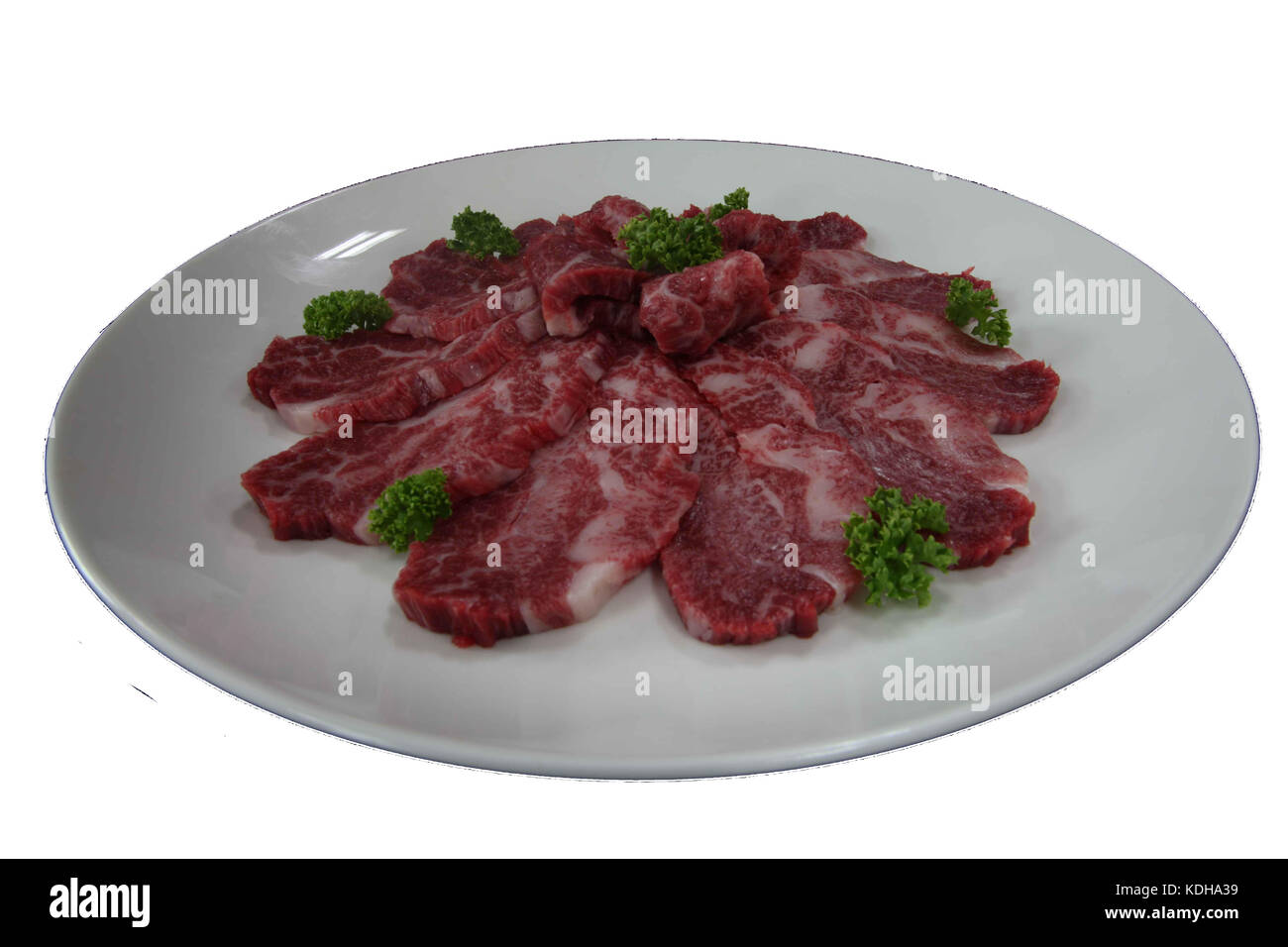 Carne di manzo crudo isolati su sfondo bianco Foto Stock