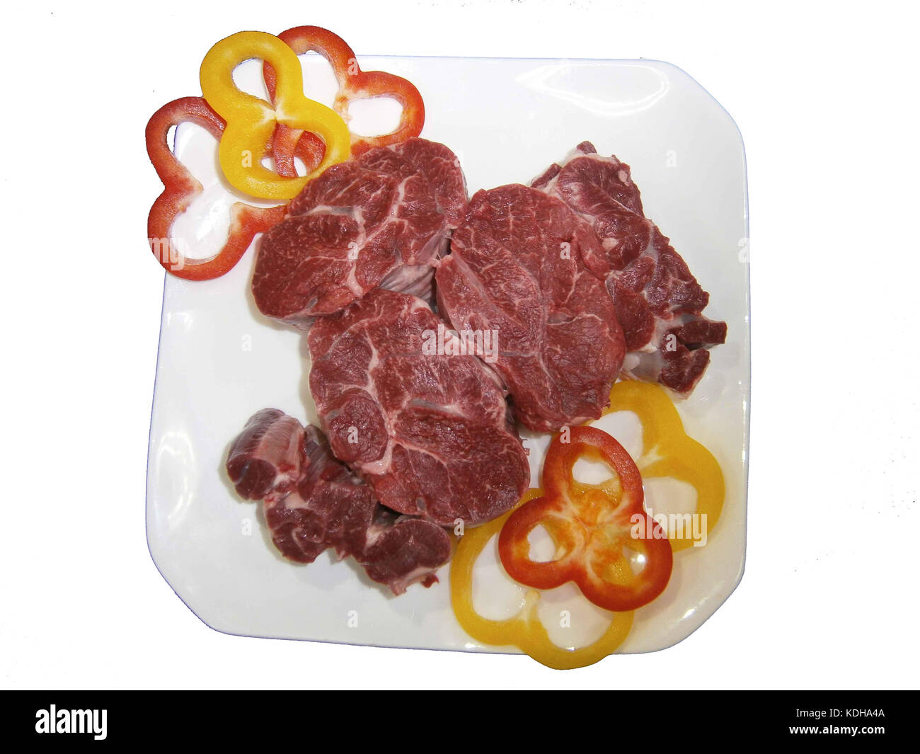 Carne di manzo crudo isolati su sfondo bianco Foto Stock