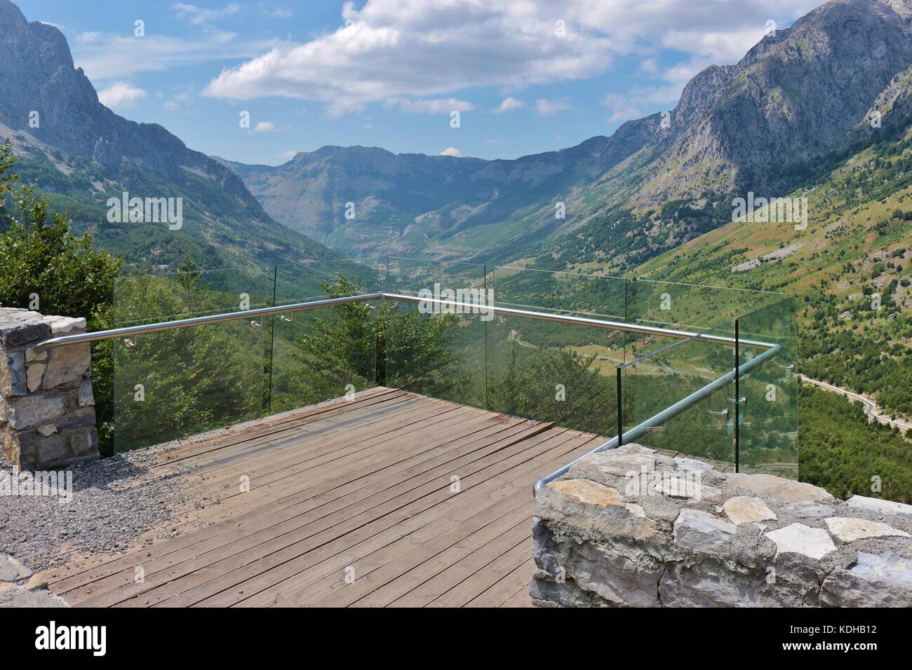 Visualizzazione punto oltre ad un pass road in theth parco nazionale nel nord Albania. Europa sud-orientale. Foto Stock