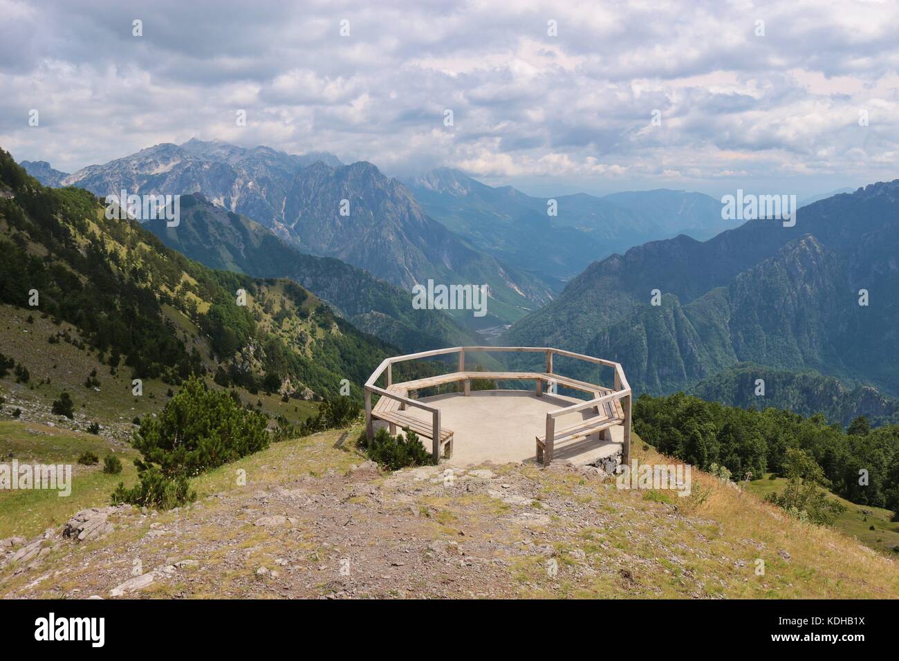 Visualizzazione punto oltre ad un pass road in theth parco nazionale nel nord Albania. Europa sud-orientale. Foto Stock