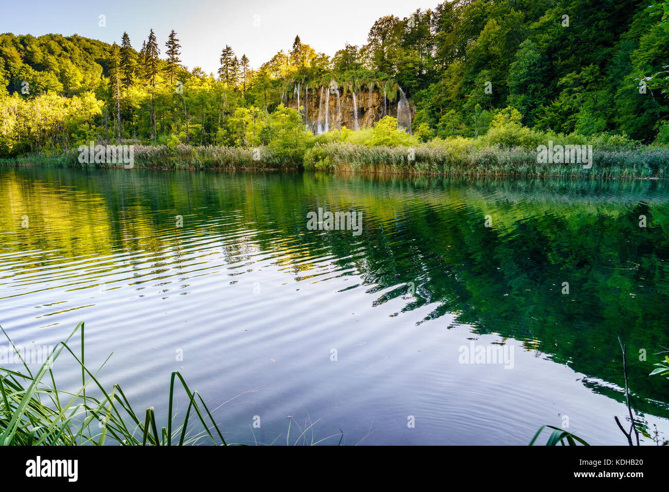 Vista di galovac cascata nel parco nazionale dei laghi di Plitvice, Croazia Foto Stock