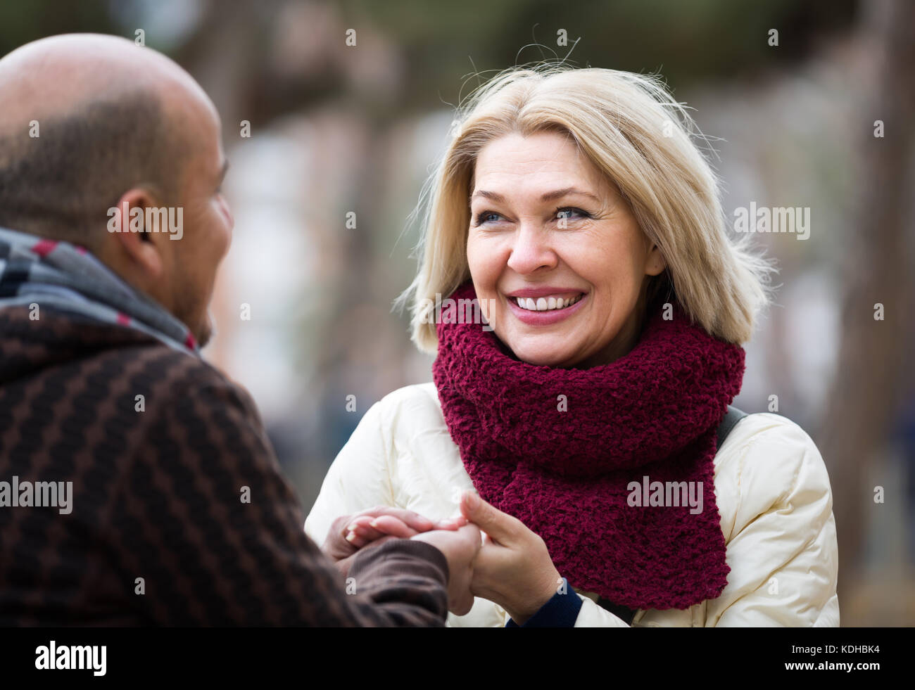 Ritratto di positivo coppia matura avente una interessante conversazione all'aperto Foto Stock