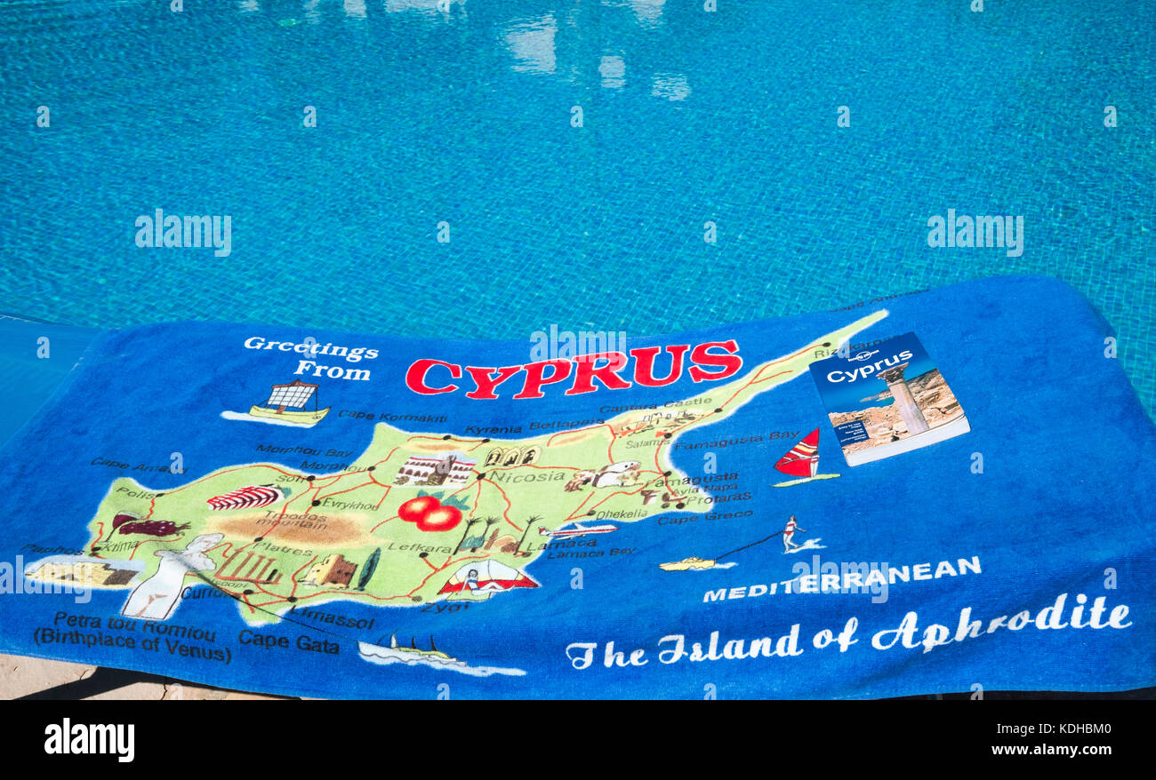 Telo da spiaggia e informazioni prenota sui lettini a bordo piscina in Paphos, Cipro. Foto Stock