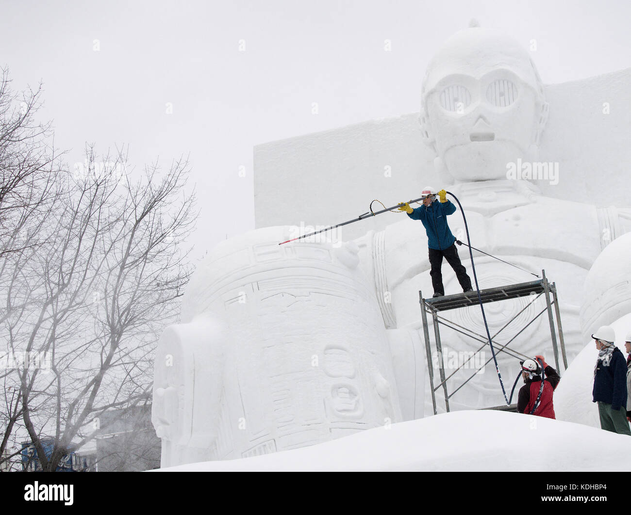 L'equipaggio addetto alla manutenzione prepara la mostra di sculture di neve di Star Wars per il Sapporo Snow Festival, Hokkaido, Giappone Foto Stock