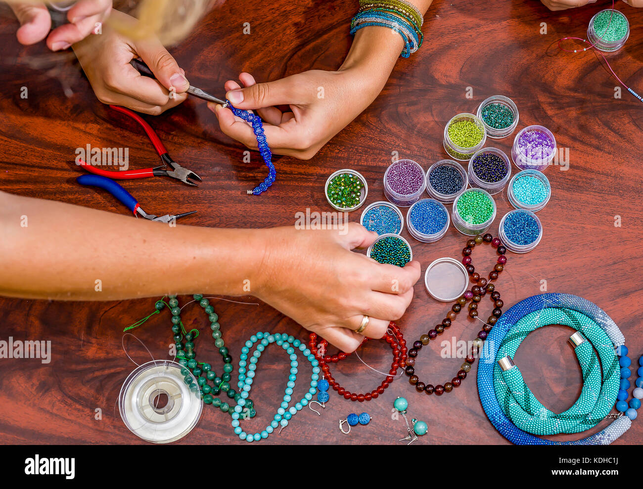 Realizzazione di gioielli fatti a mano. ricamo perline retrò Foto stock -  Alamy