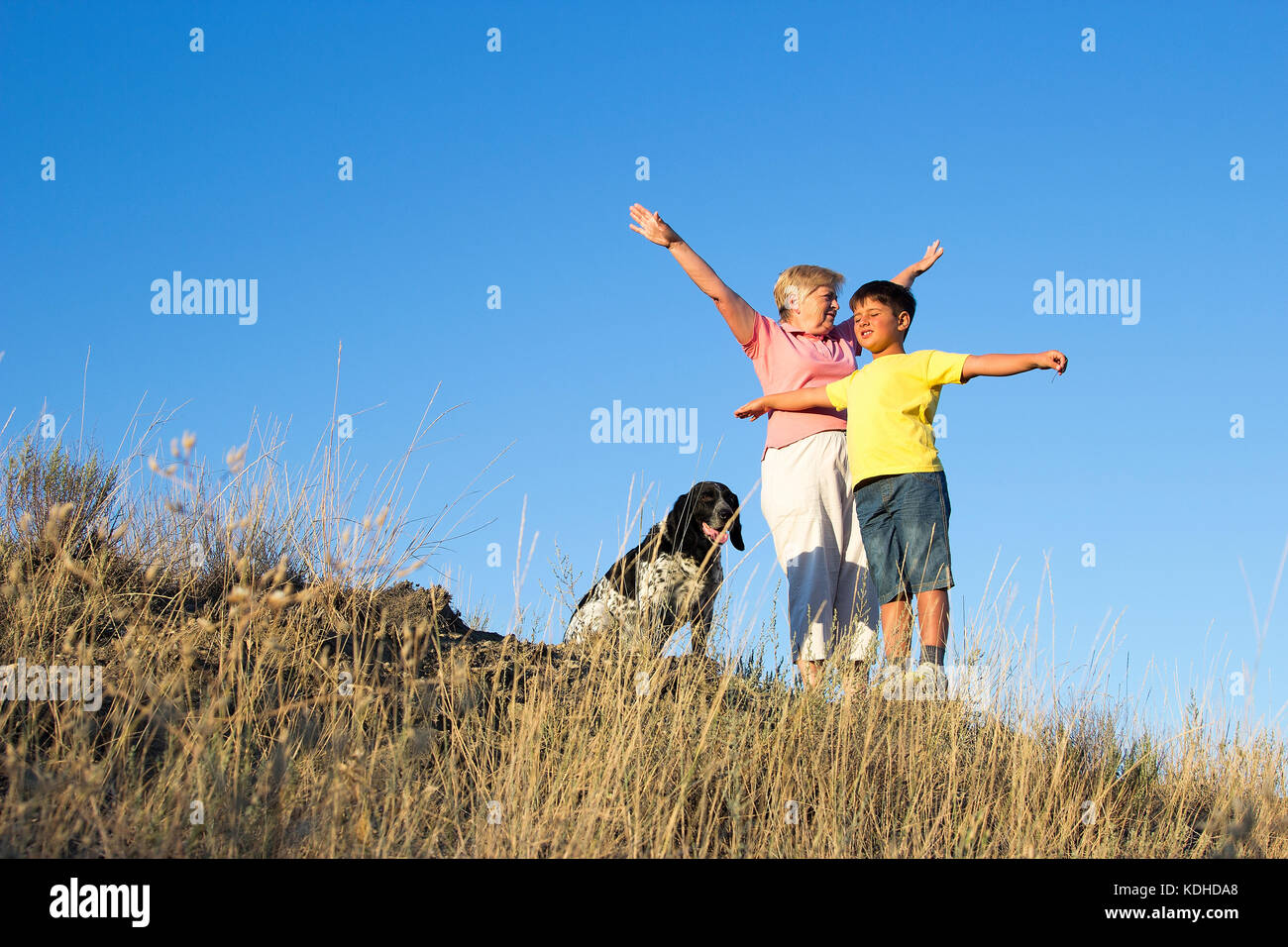 Nonna e nipote effettuare uno stiramento Foto Stock